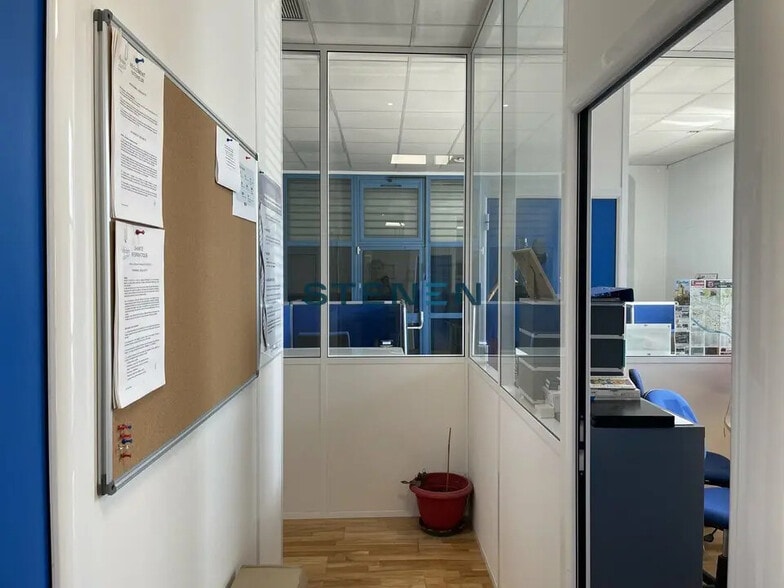 Bureau dans Aubagne à louer - Photo intérieure - Image 3 de 8
