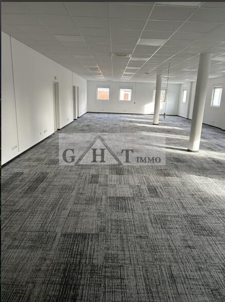Office in Villeneuve-la-Garenne for lease - Building Photo - Image 1 of 4