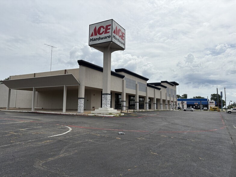 815 W Crawford St, Denison, TX for lease - Building Photo - Image 2 of 13