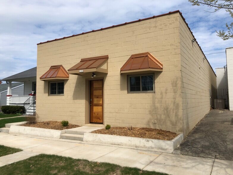 2100 S 57th St, West Allis, WI à vendre - Photo du bâtiment - Image 2 de 20