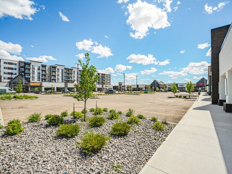 5345 Edgemont Blvd NW, Edmonton, AB à louer - Photo du bâtiment - Image 3 de 28