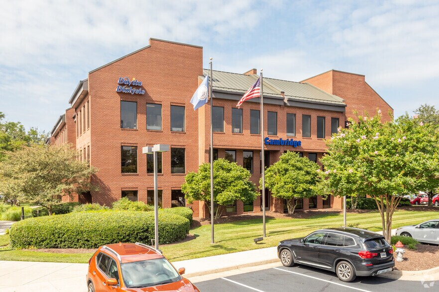 8391 Old Courthouse Rd, Vienna, VA à louer - Photo du bâtiment - Image 3 de 6