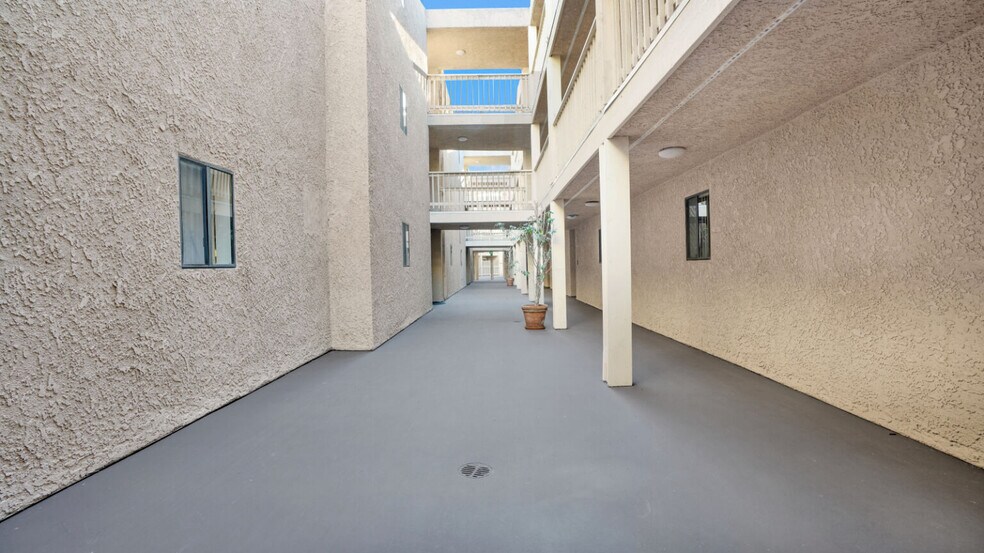 5555 N Long Beach Blvd, Long Beach, CA à vendre - Photo du bâtiment - Image 2 de 10