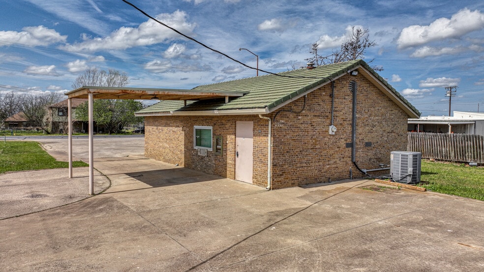 107 Fannin St, Millsap, TX for lease - Building Photo - Image 3 of 22