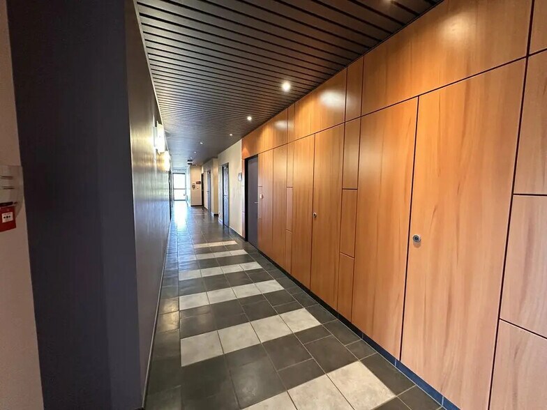 Office in Schiltigheim for lease - Lobby - Image 2 of 13