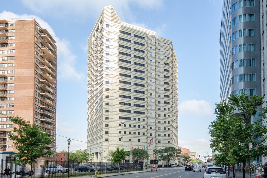 95 Christopher Columbus Dr, Jersey City, NJ for lease - Building Photo - Image 2 of 11