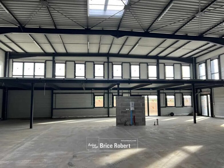 Flex in Mionnay for lease - Interior Photo - Image 2 of 14