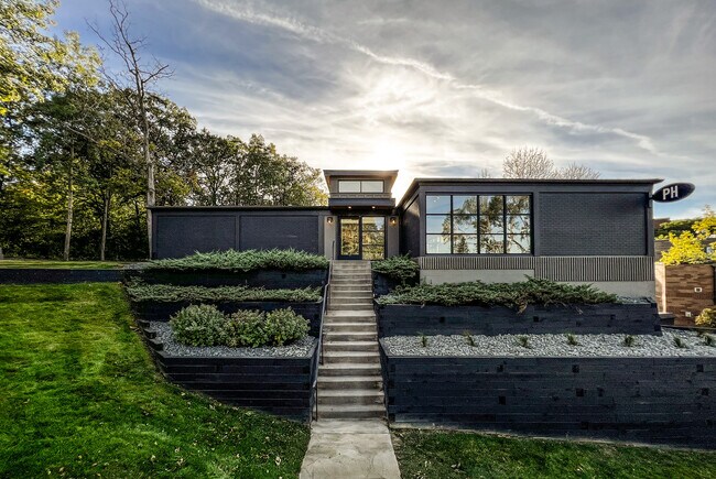 More details for 13815 Ridgedale Dr, Hopkins, MN - Office for Sale