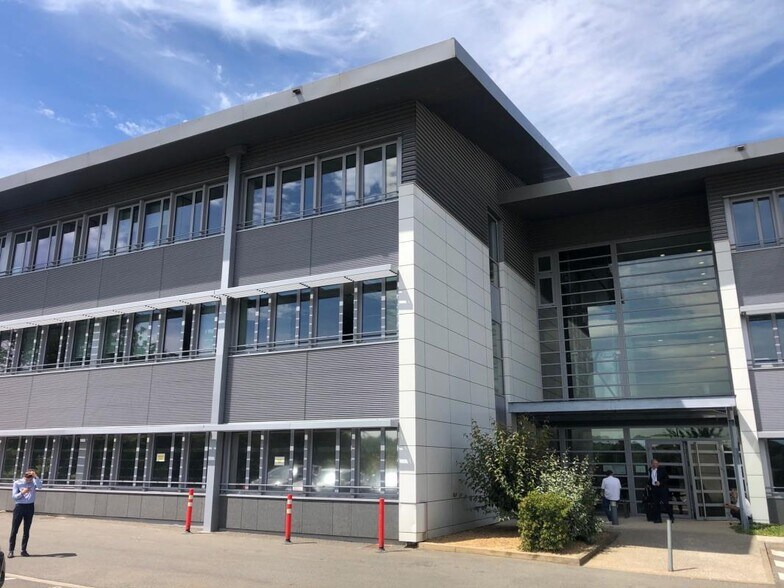 24 Avenue De La Demi-Lune, Roissy-en-France à louer - Photo du bâtiment - Image 2 de 8