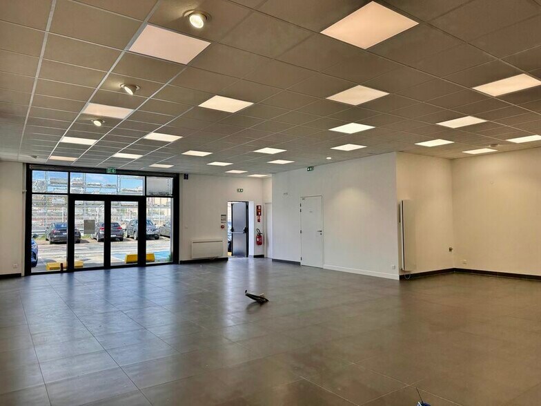 Flex in Le Havre for lease - Interior Photo - Image 1 of 4