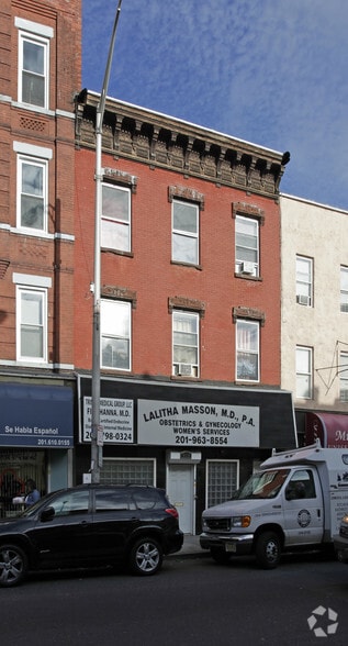 634 Newark Ave, Jersey City, NJ for lease - Primary Photo - Image 1 of 2