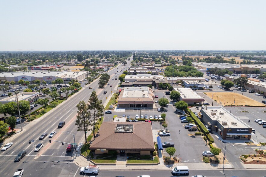2001 W Caldwell Ave, Visalia, CA à louer - Aérien - Image 2 de 4