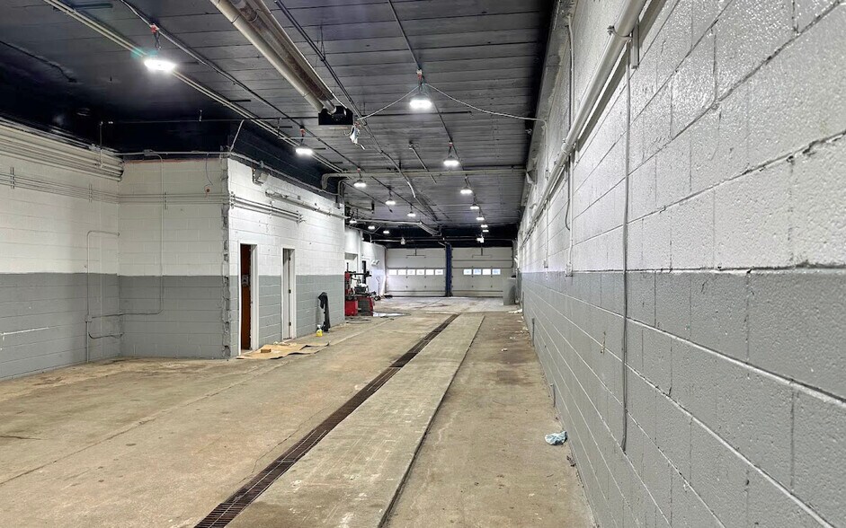 22855 Orchard Lake Rd, Farmington, MI à louer - Photo intérieure - Image 3 de 7