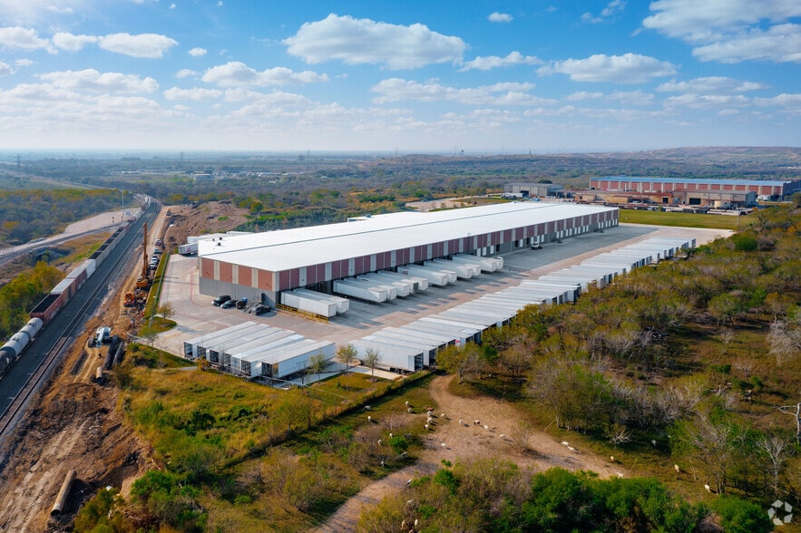 7042 Industrial Way, San Antonio, TX for lease - Building Photo - Image 3 of 8