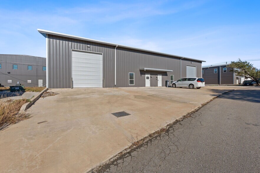 14707 Fitzhugh Rd, Austin, TX à louer - Photo du bâtiment - Image 2 de 18