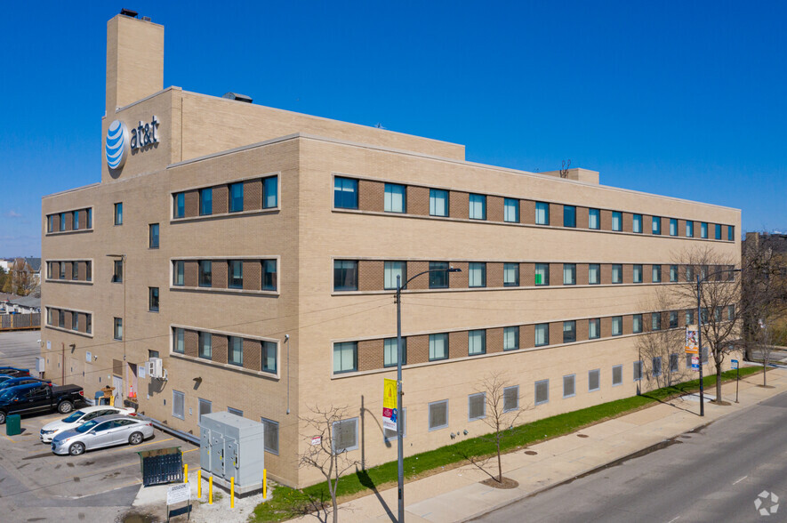 2401 W Grace St, Chicago, IL for lease - Building Photo - Image 1 of 13