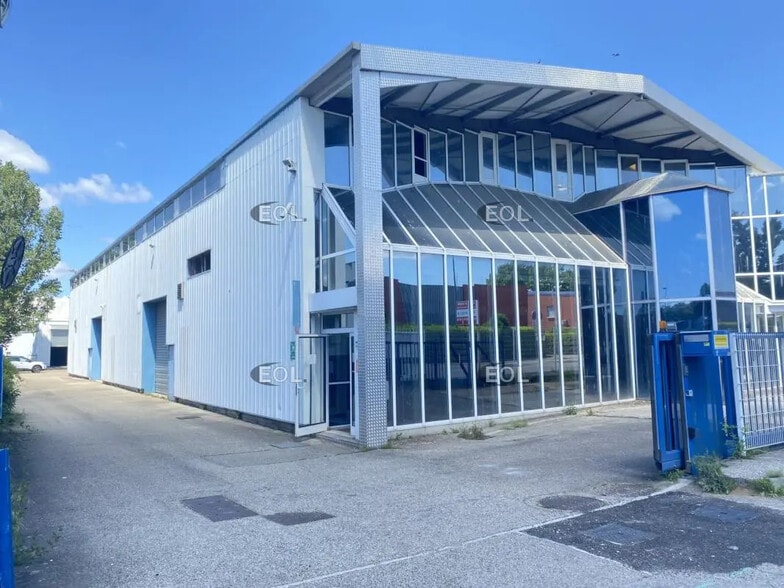 Flex in Vaulx-en-Velin for lease - Building Photo - Image 1 of 15