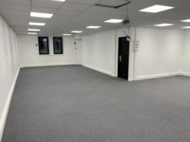 Office in Vénissieux for lease Interior Photo- Image 1 of 10