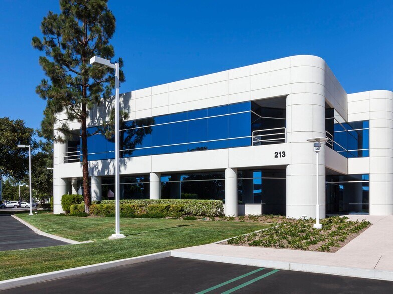 213 Technology Dr, Irvine, CA à louer - Photo du bâtiment - Image 3 de 11