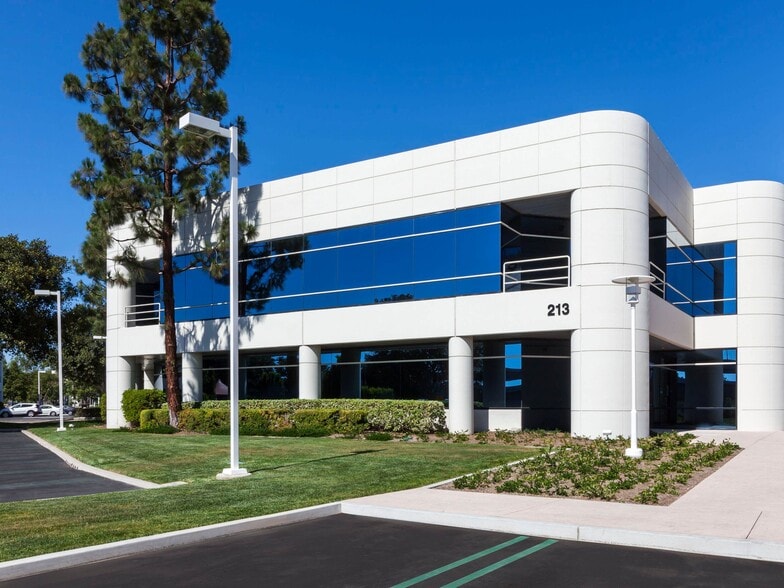 213 Technology Dr, Irvine, CA à louer - Photo du bâtiment - Image 3 de 11