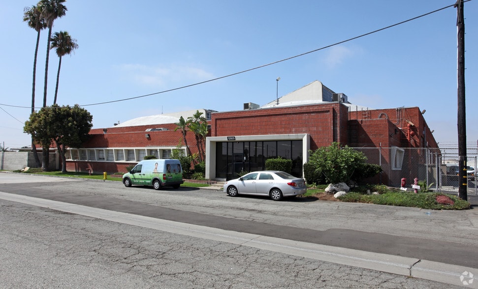 12955 Chadron Ave, Hawthorne, CA for lease - Primary Photo - Image 1 of 4