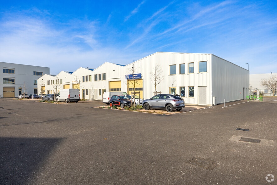 22 Rue Marius Grosso, Vaulx-en-Velin for lease - Building Photo - Image 1 of 7