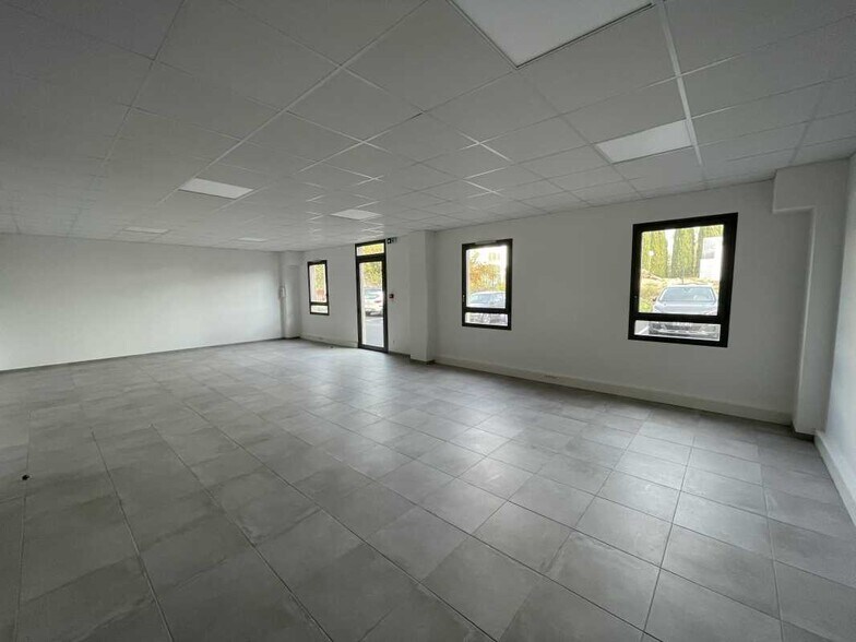 130 Rue Frédéric Joliot Curie, Aix-en-Provence for lease - Interior Photo - Image 2 of 5