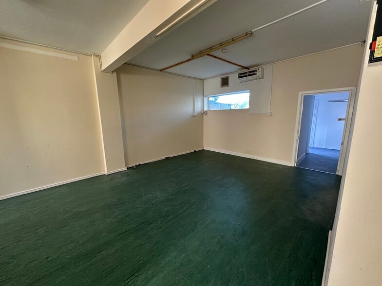 109 Manor Dr N, New Malden for lease - Interior Photo - Image 2 of 8