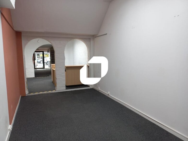 Retail in Croix for lease - Interior Photo - Image 3 of 6