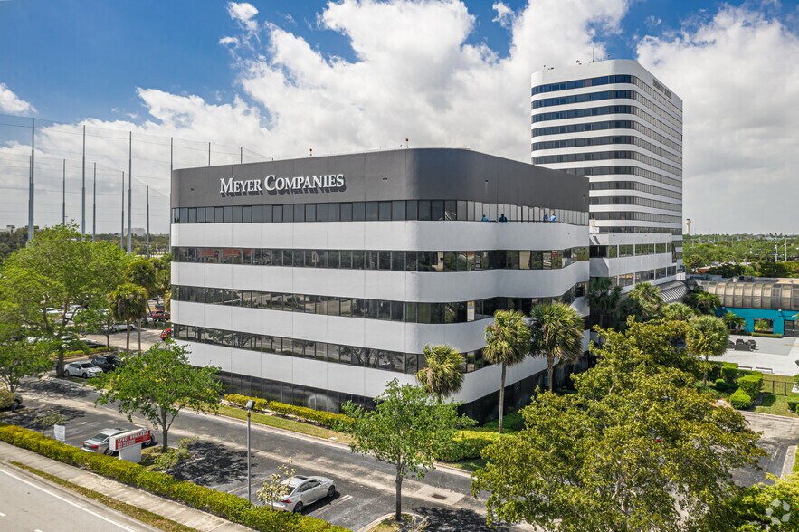 1601 Belvedere Rd, West Palm Beach, FL à louer - Photo du bâtiment - Image 2 de 14