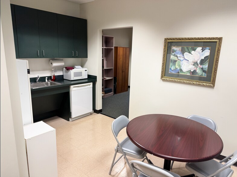 1151 Executive Cir, Cary, NC à louer - Photo du bâtiment - Image 2 de 5