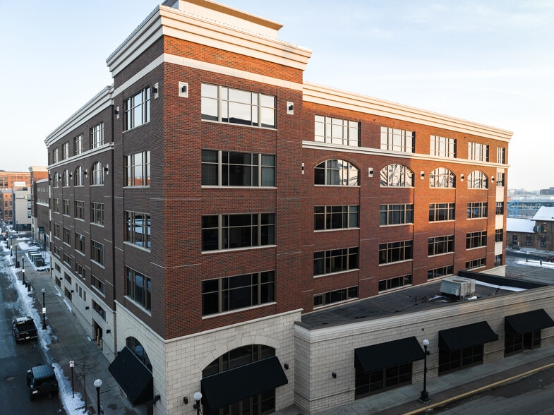 102 Jay St, La Crosse, WI à louer - Photo du bâtiment - Image 2 de 7