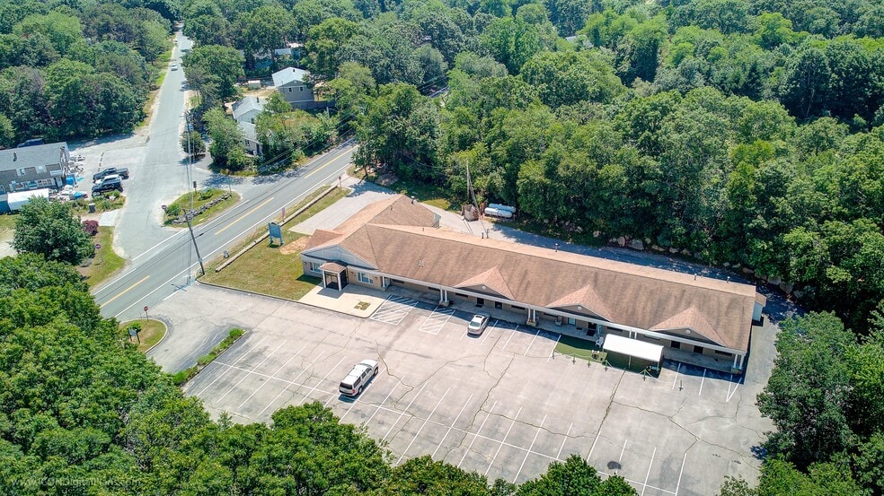 3769 Old Post Rd, Charlestown, RI à vendre - Photo du bâtiment - Image 2 de 6