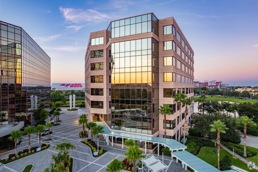 3111 W Dr Martin Luther King Jr Blvd, Tampa, FL à louer - Photo du bâtiment - Image 3 de 6