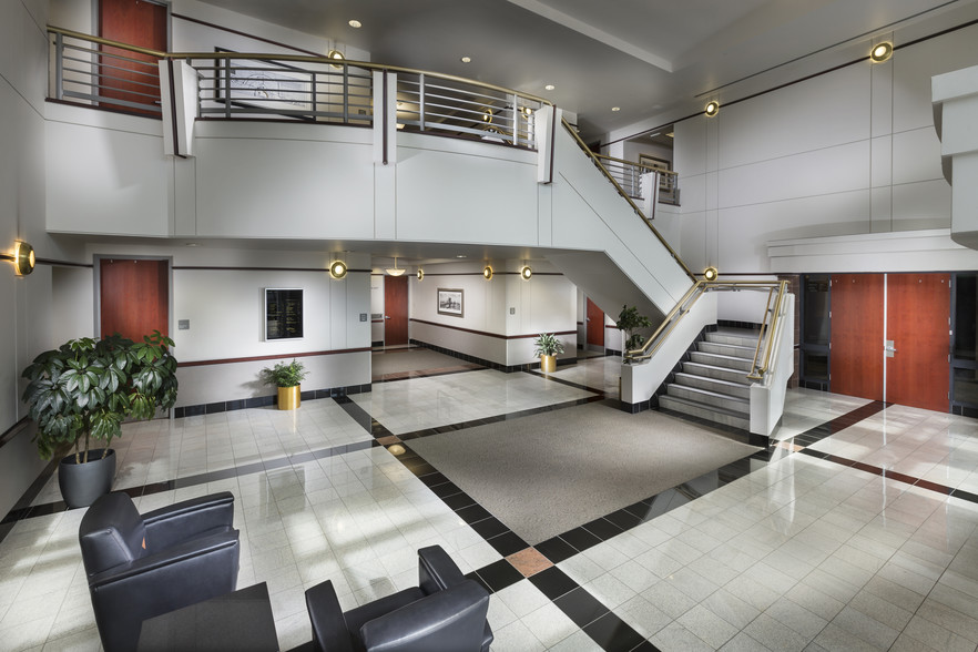 7400 E Crestline Cir, Greenwood Village, CO for lease - Lobby - Image 3 of 4