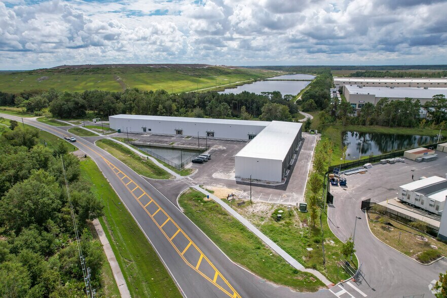 5722 Young Pine Rd, Orlando, FL à louer - Photo principale - Image 1 de 3