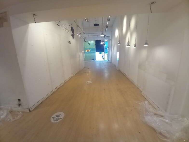 Retail in Madrid, Madrid for lease - Building Photo - Image 2 of 2