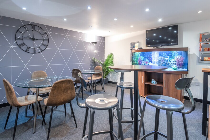 Oakcroft Rd, Chessington à louer - Photo intérieure - Image 3 de 16