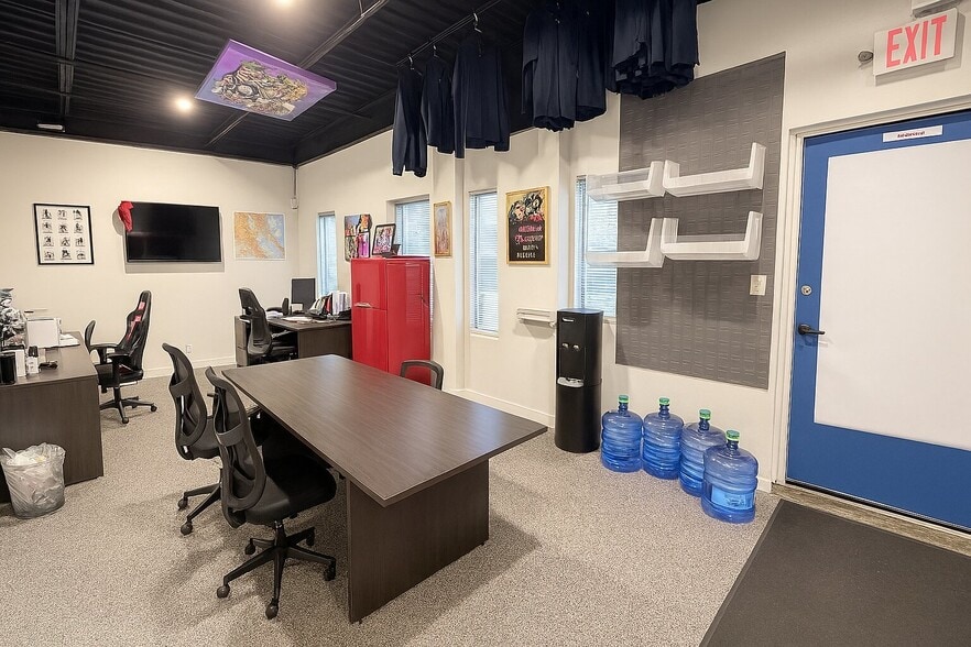 5638 N Elston Ave, Chicago, IL for sale - Lobby - Image 3 of 9