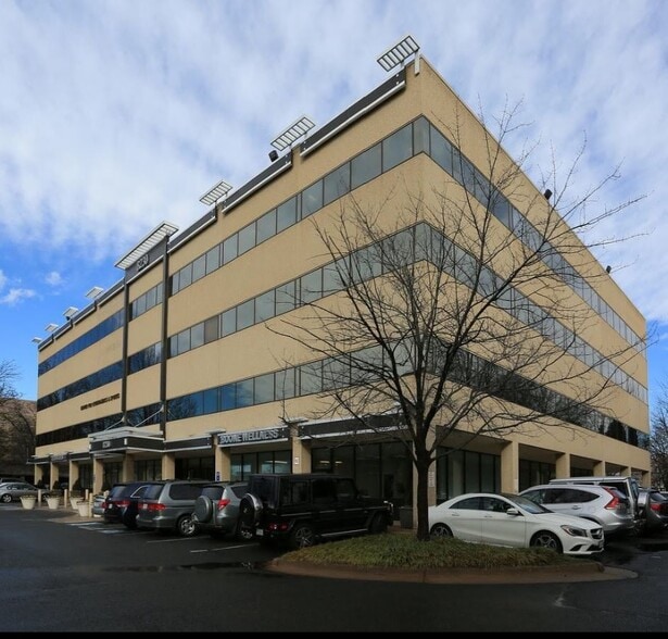 8230 Boone Blvd, Vienna, VA for lease - Building Photo - Image 1 of 7