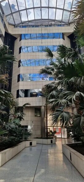 Office in Lyon for sale - Lobby - Image 3 of 6