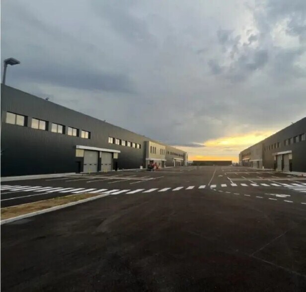 Flex dans Saint-Bonnet-de-Mure à louer - Photo du bâtiment - Image 2 de 28