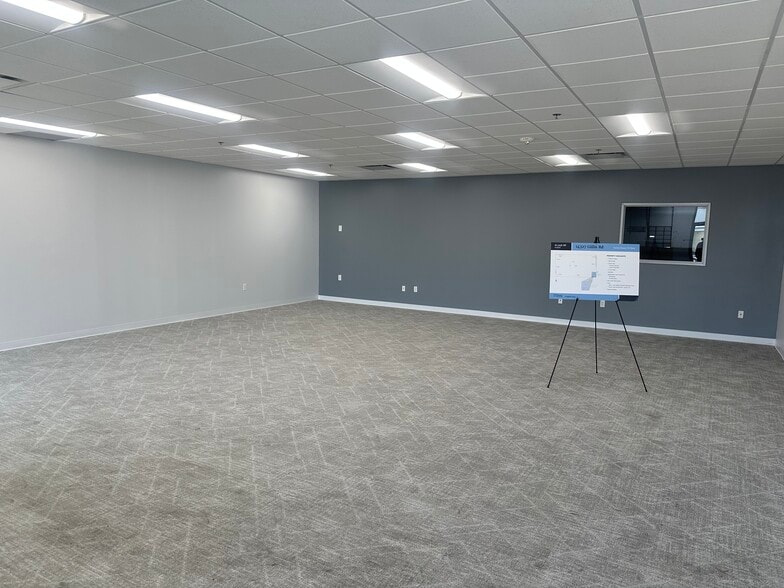 14327 Gillis Rd, Dallas, TX à louer - Photo du bâtiment - Image 3 de 6
