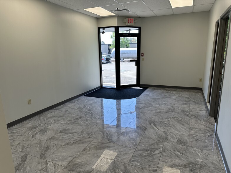 8 Industrial Way, Salem, NH for lease - Interior Photo - Image 2 of 10