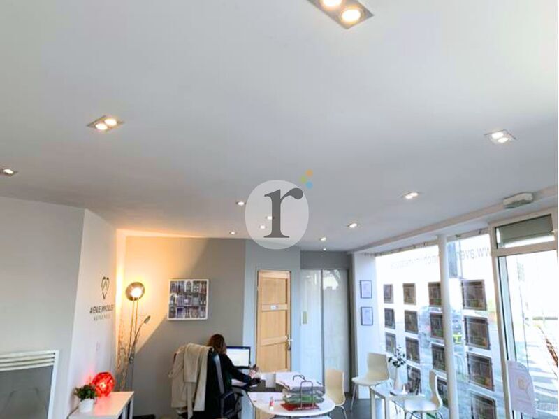 Retail in Pérenchies for lease Interior Photo- Image 1 of 4