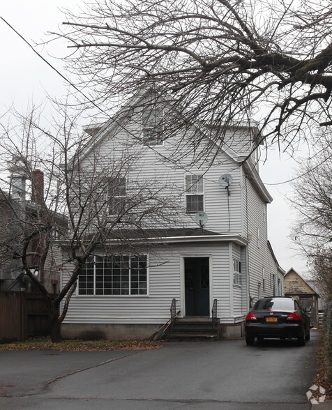 130 Smith & 133 St. James portfolio of 2 properties for sale on LoopNet.ca - Primary Photo - Image 1 of 1