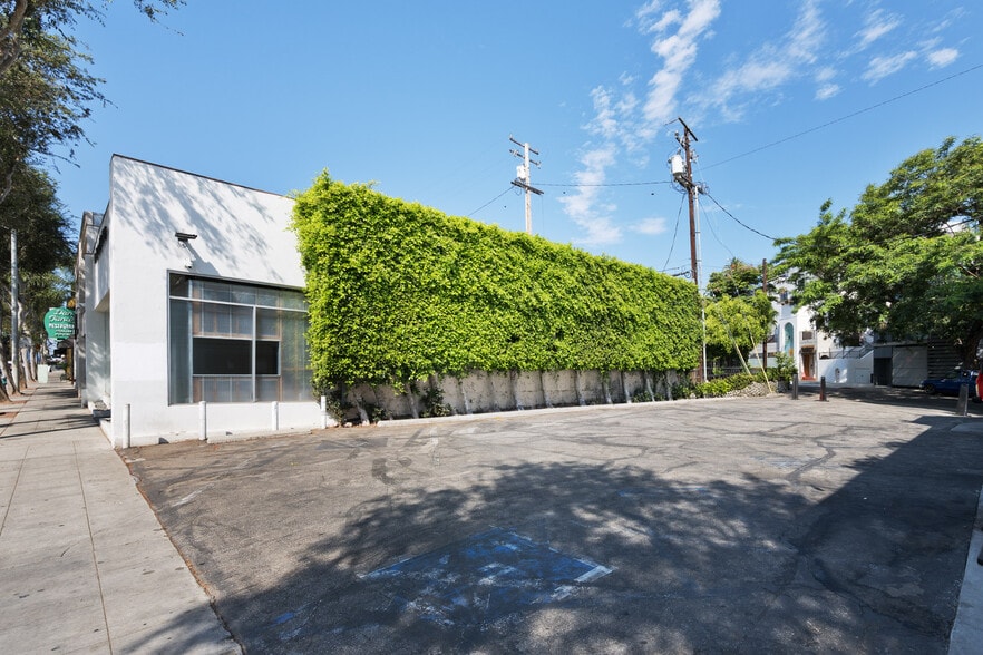 9055 Santa Monica Blvd, West Hollywood, CA for lease - Building Photo - Image 2 of 9