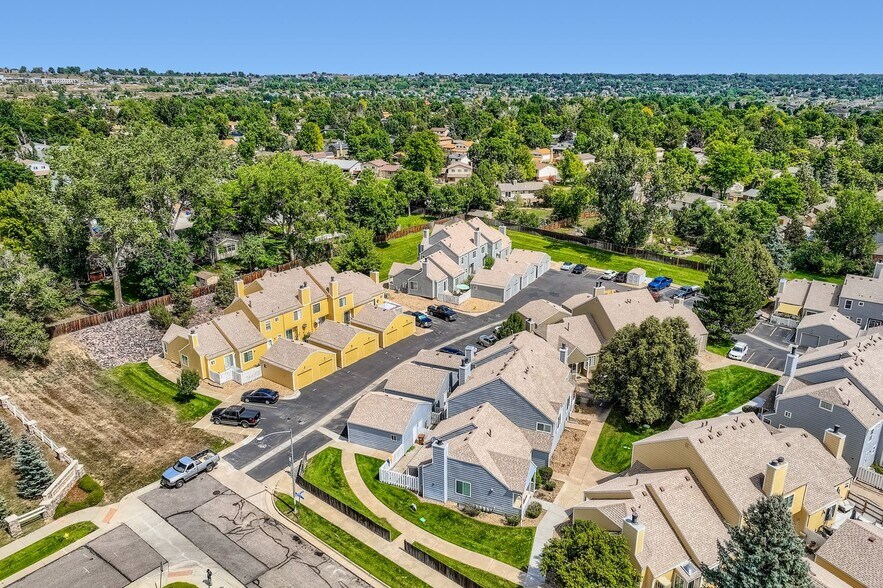 18-UNIT TOWNHOME PORTFOLIO portefeuille de 2 propriétés à vendre sur LoopNet.ca - Photo du bâtiment - Image 2 de 22