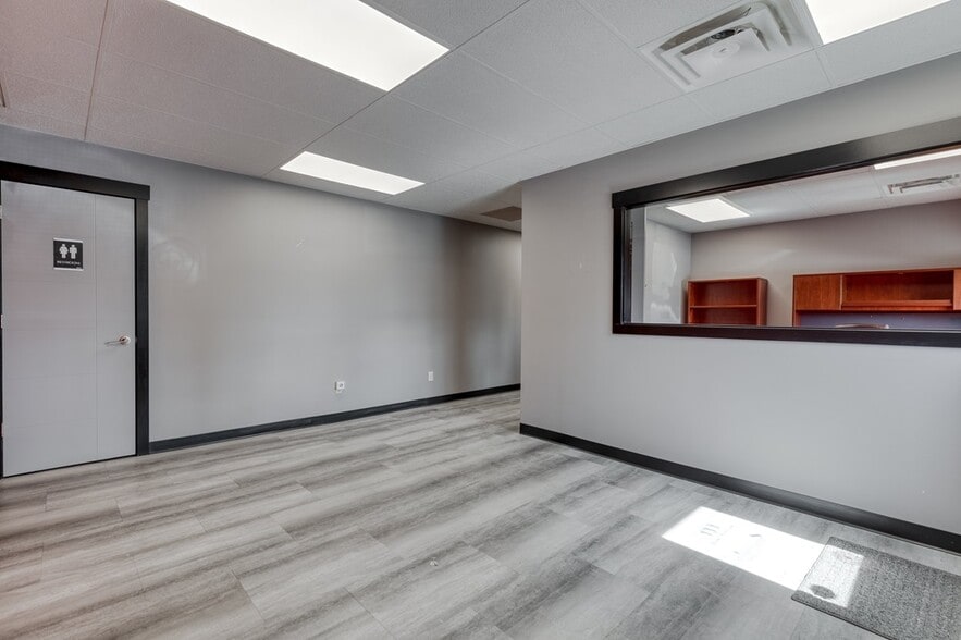 133 River Ave, Cochrane, AB for lease - Building Photo - Image 2 of 10