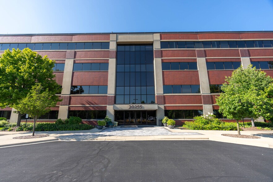20255 Victor Pky, Livonia, MI à louer - Photo du bâtiment - Image 3 de 27